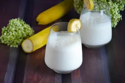 Молочный коктейль с мороженым и бананом