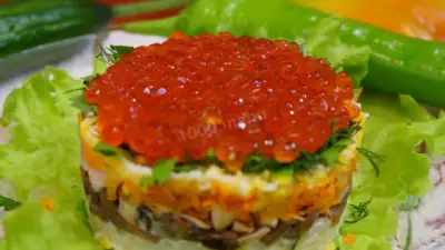Морской салат с кальмарами и красной икрой