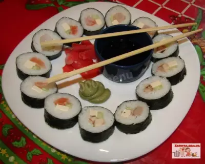 Суши с креветками красной рыбой и сливочным сыром фото