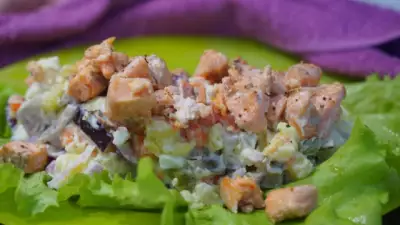 Необычный овощной салат с лососем