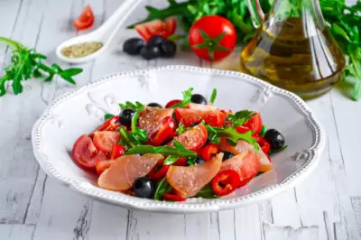 Салат с копчёной курицей овощами и маслинами