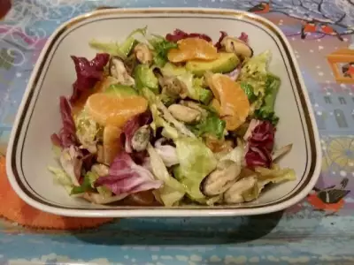 Солнечный салат с мидиями и мандаринами