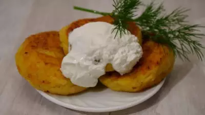 Картофельные котлеты с овощами и лимонным соком