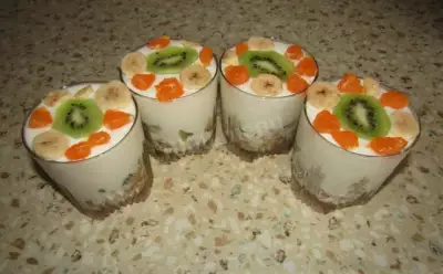 Сметанный десерт с фруктами и ванилью фото