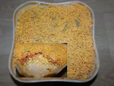 Салат с красной рыбой яйцом и сыром Нежный