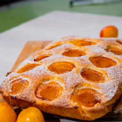 Вкусный фруктовый пирог с ванилью и абрикосами к чаю