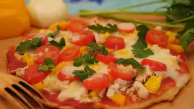 Ленивая пицца из теста на кефире на сковороде