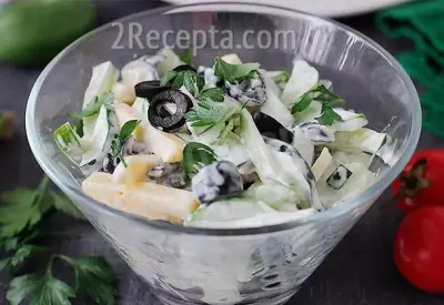 Салат из огурцов с сыром и маслинами