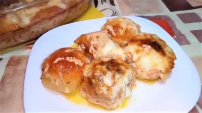 Котлеты запеченные с картофелем в подливе в духовке