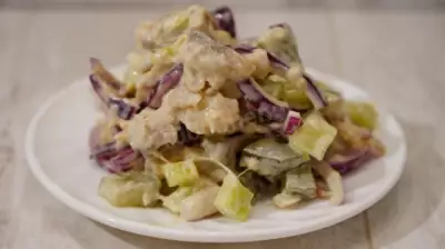 Рыбный салат с копченой скумбрией и маринованными огурцами