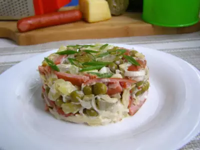 Салат с колбасой и сыром фото