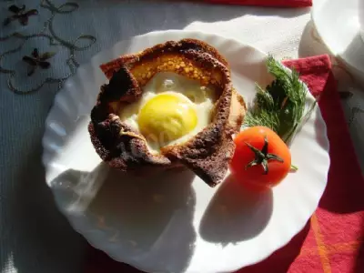Блюдо на день Валентина - корзинки из блинов с начинкой из морепродуктов, сыра и яйца
