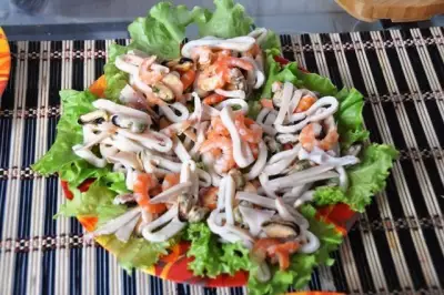 Теплый салат с креветками и морепродуктами фото