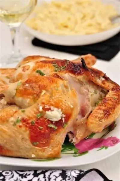 Жареная курица в духовке в чесночном соусе и пенне в сырно-сливочном соусе