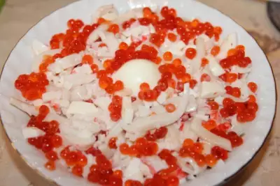 Салат Морская жемчужина салат с икрой и кальмарами рецепт фото