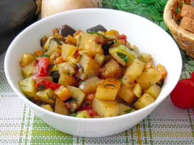 Овощное рагу: кабачки, баклажаны, картофель