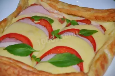 Быстрая и простая пицца из слоеного теста в духовке