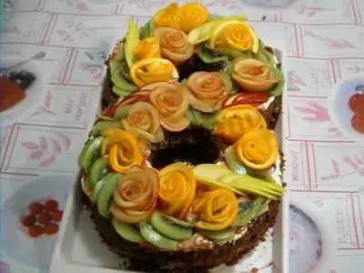 Торт Цифра 8 с цветами из фруктов