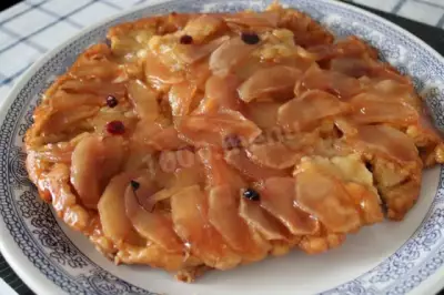 Французский тарт Татен ( тартатен ) с яблоками