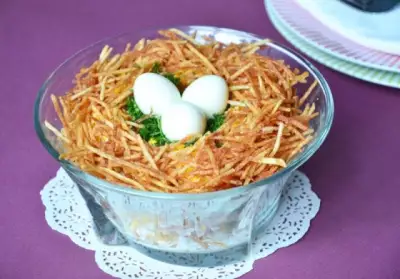 Гнездо глухаря салат классический с перепелиными яйцами и курицей