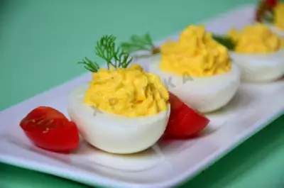 Закуска яйца фаршированные зеленью с твердым сыром