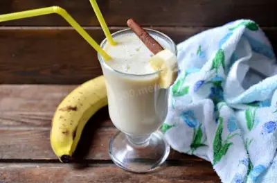 Молочный банановый коктейль с бананом