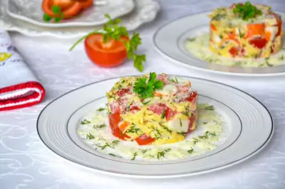 Салат с крабовыми палочками помидорами и сыром