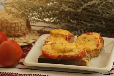Горячие бутерброды с помидорами и сыром в духовке