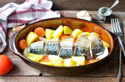 Скумбрия с овощами тушеная с луком и морковью