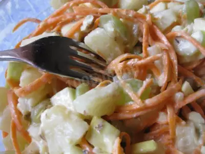 Салат из сельдерея стеблевого с яблоком и морковью