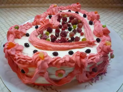 Бисквитный торт с творожным кремом и лесными ягодами