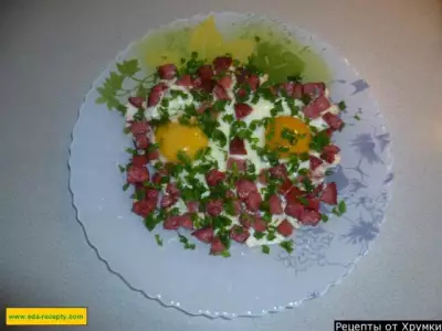 Яйца с вареной колбасой