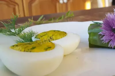 Фаршированные яйца с иссопом