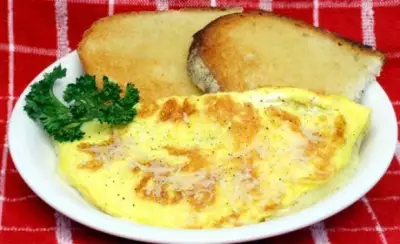 Классический яичный омлет из яиц по-французски на сковороде