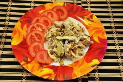 Салат с омлетом и копченой курицей и майонезом