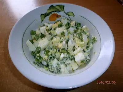 Салат Ромашка яйцо с зеленым луком