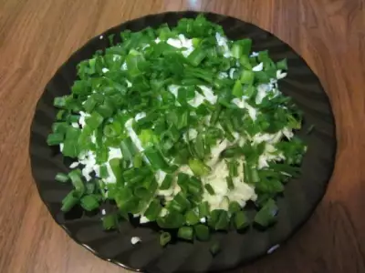 Луковый салат с яйцом
