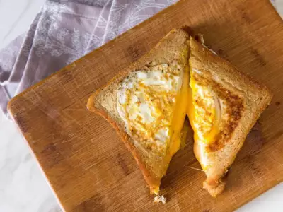 Хлеб с сыром и яйцом