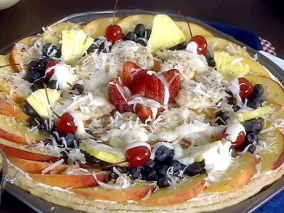 Пицца на сдобном тесте с фруктами и ягодами