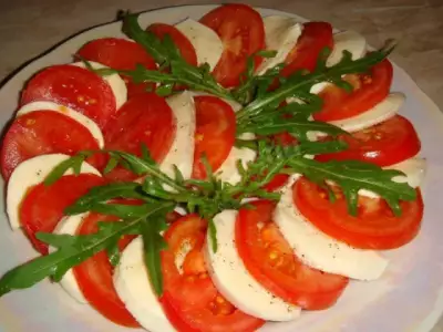 Салат с помидорами, моцареллой и рукколой  без майонеза