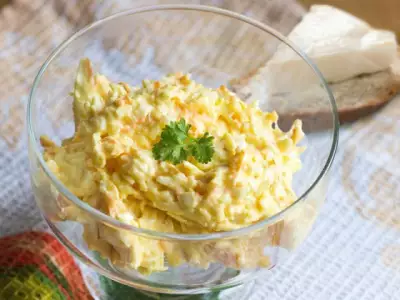 Салат с плавленным сыром и яйцом