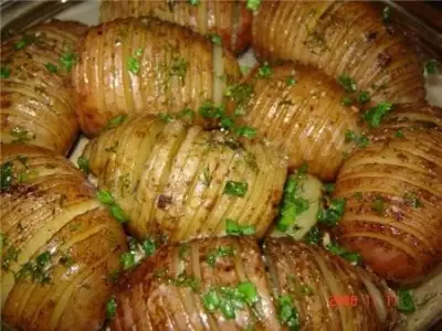 Картошка гармошка с зеленью и чесноком новогодняя