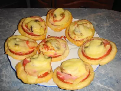 Пирожки с помидорами и колбасой мини пицца