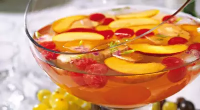 Крюшон из арбуза с ананасовым соком и апельсиновым ликером