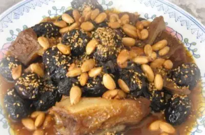 Тушеное мясо на меду с шафраном миндалем и черносливом