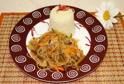 Салат фунчоза с мясом и чесночными стрелками