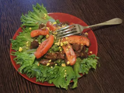 Салат теплый с говядиной и овощами
