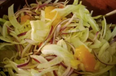 Салат с фенхелем, красным луком и апельсинами
