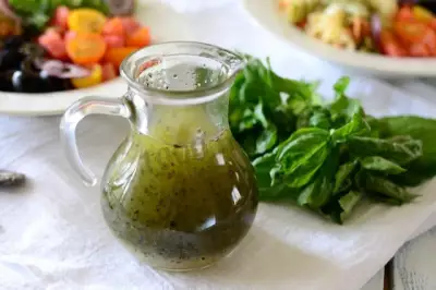 Заправка для салата с оливковым маслом, горчицей и уксусом