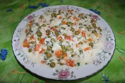 Салат из цветной капусты с горошком и морковью